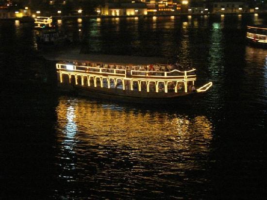 dubai dhow cruising